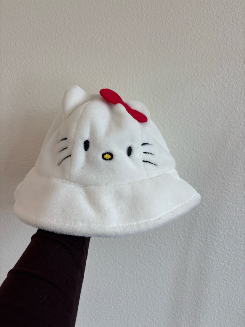 universal studios white plush Hello Kitty bucket hat